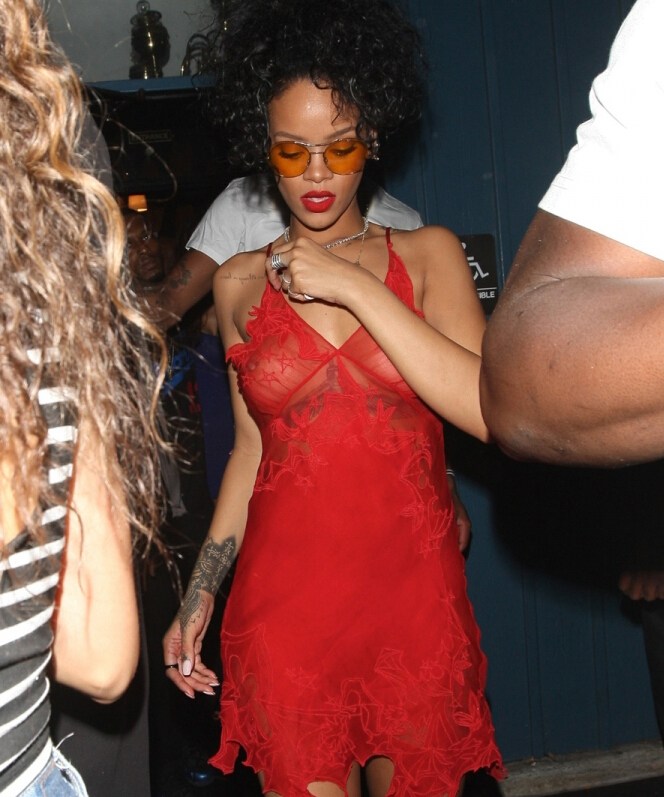 蕾哈娜着透视薄纱红裙现身派对