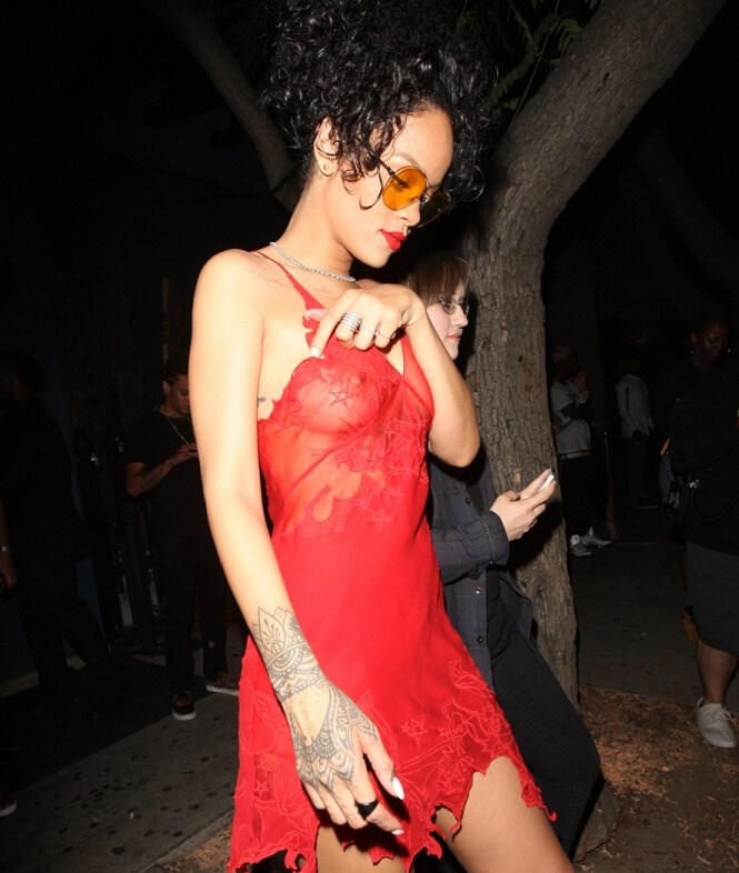 蕾哈娜着透视薄纱红裙现身派对