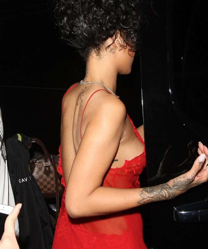 蕾哈娜着透视薄纱红裙现身派对