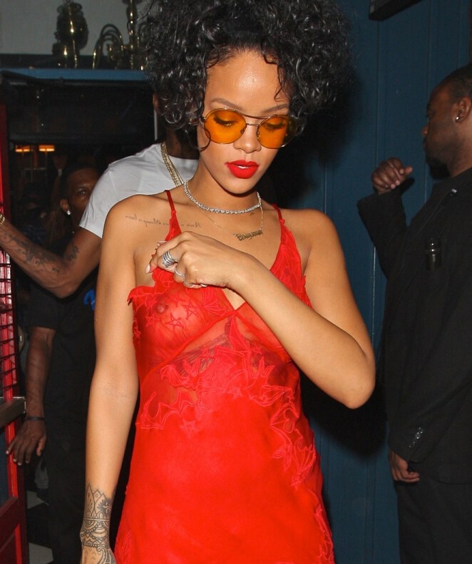 蕾哈娜着透视薄纱红裙现身派对