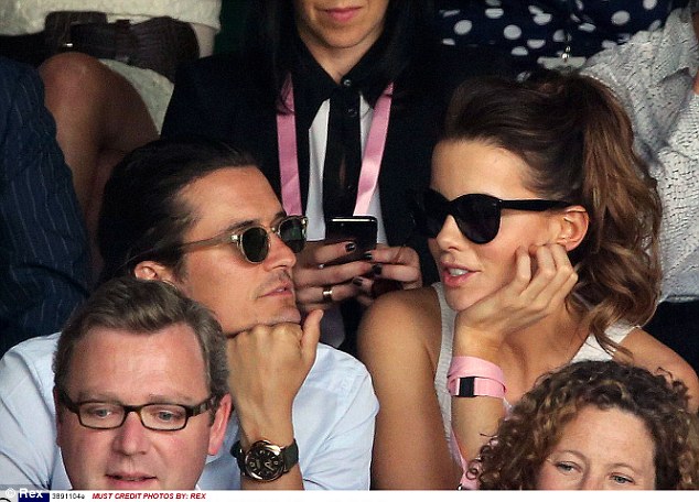 奥兰多·布鲁姆与凯特·贝金赛尔观看温网男单决赛