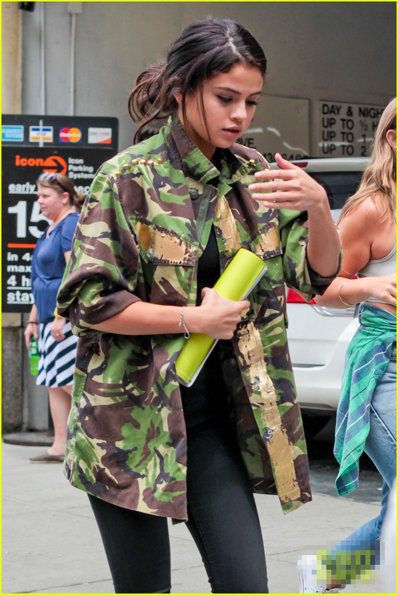 赛琳娜穿大号迷彩服配马丁靴刚劲十足