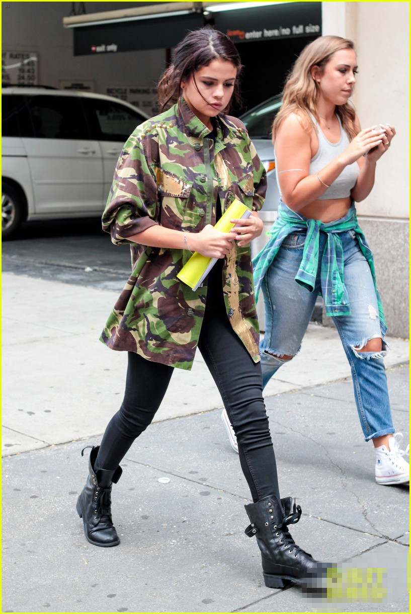 赛琳娜穿大号迷彩服配马丁靴刚劲十足