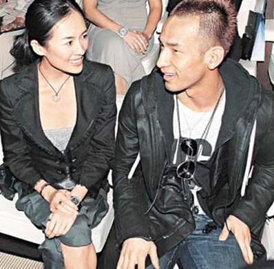 女星与球星合影:贝利抱半裸钟楚红 女星与球星合影:贝利抱半裸钟楚红