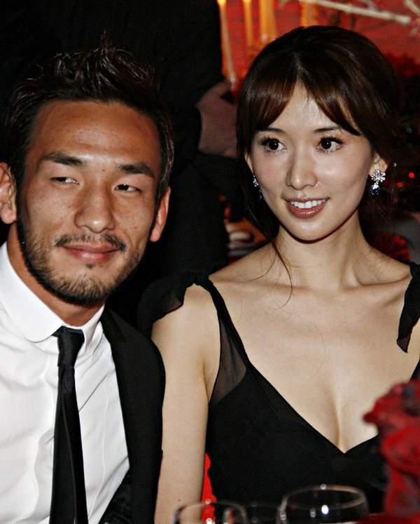 女星与球星合影:贝利抱半裸钟楚红 女星与球星合影:贝利抱半裸钟楚红