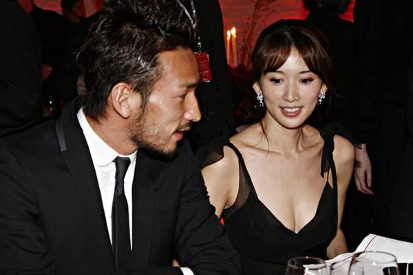 女星与球星合影:贝利抱半裸钟楚红 女星与球星合影:贝利抱半裸钟楚红