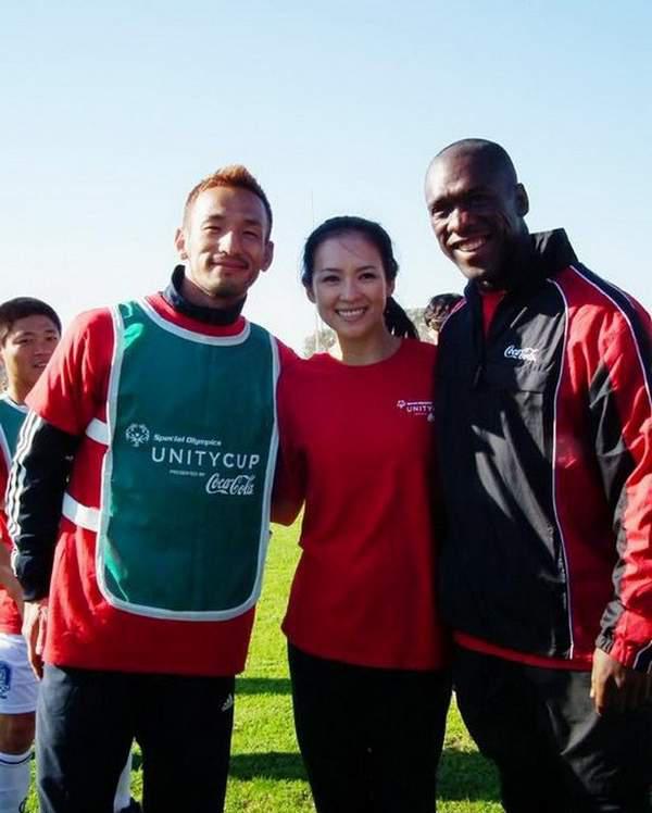 女星与球星合影:贝利抱半裸钟楚红 女星与球星合影:贝利抱半裸钟楚红