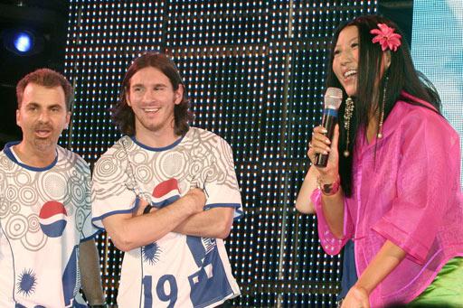 女星与球星合影:贝利抱半裸钟楚红 女星与球星合影:贝利抱半裸钟楚红