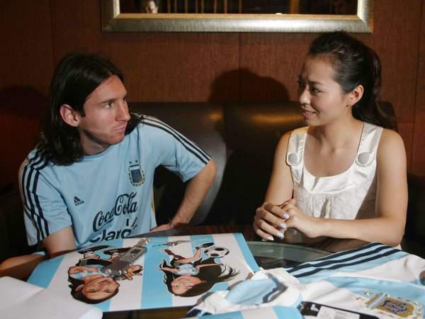 女星与球星合影:贝利抱半裸钟楚红 女星与球星合影:贝利抱半裸钟楚红