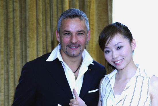 女星与球星合影:贝利抱半裸钟楚红 女星与球星合影:贝利抱半裸钟楚红