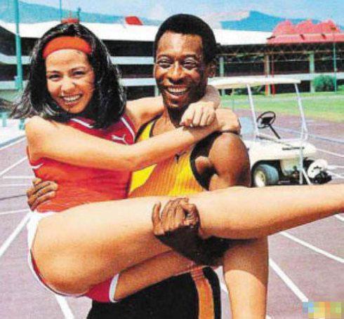 女星与球星合影:贝利抱半裸钟楚红 女星与球星合影:贝利抱半裸钟楚红