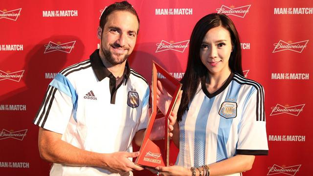 女星与球星合影:贝利抱半裸钟楚红 女星与球星合影:贝利抱半裸钟楚红