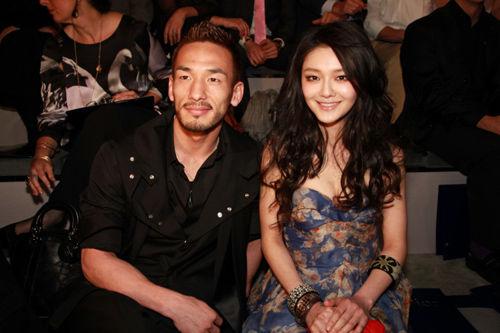 女星与球星合影:贝利抱半裸钟楚红 女星与球星合影:贝利抱半裸钟楚红