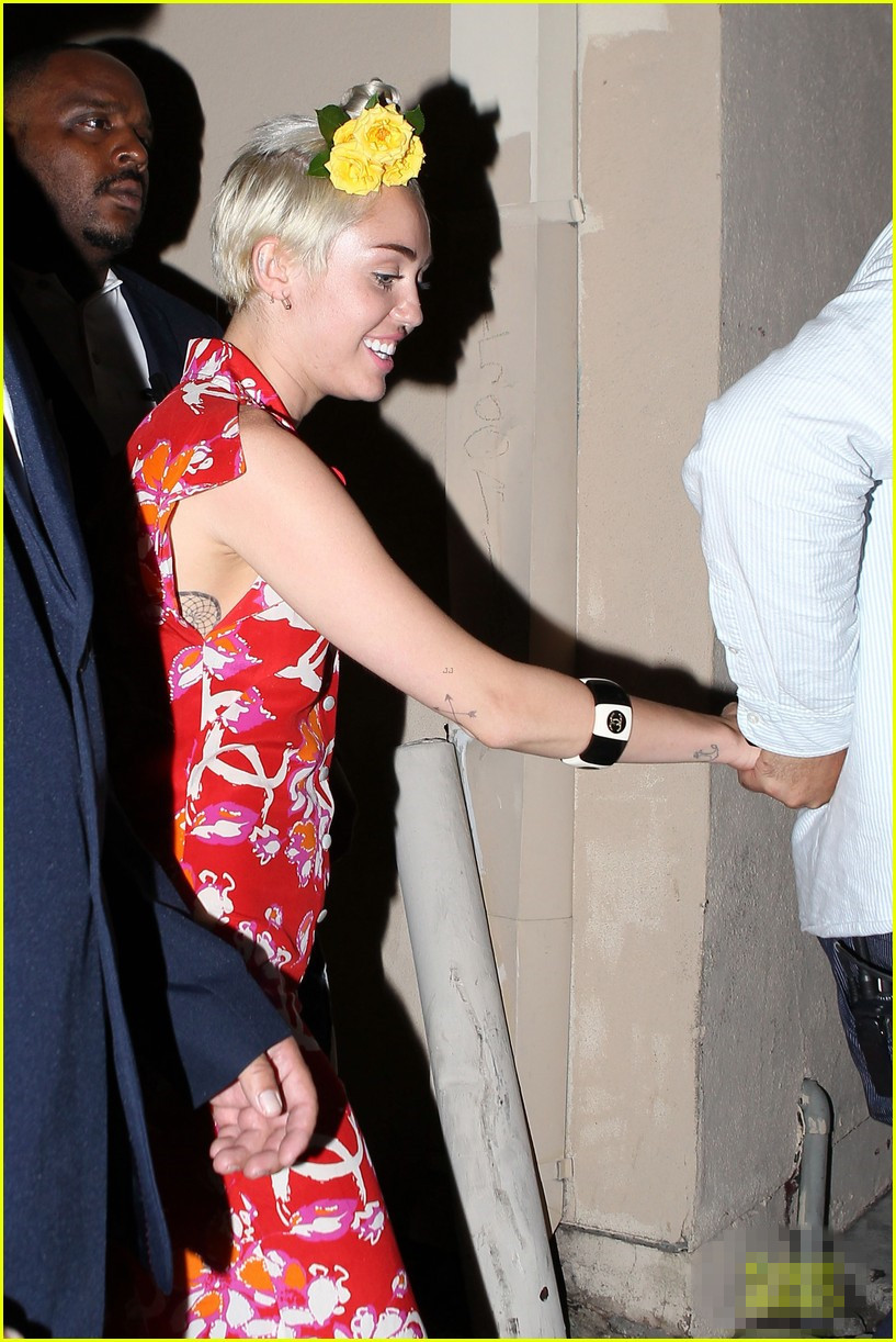 花姑娘！麦莉鲜红乱花连衣裤惹人眼