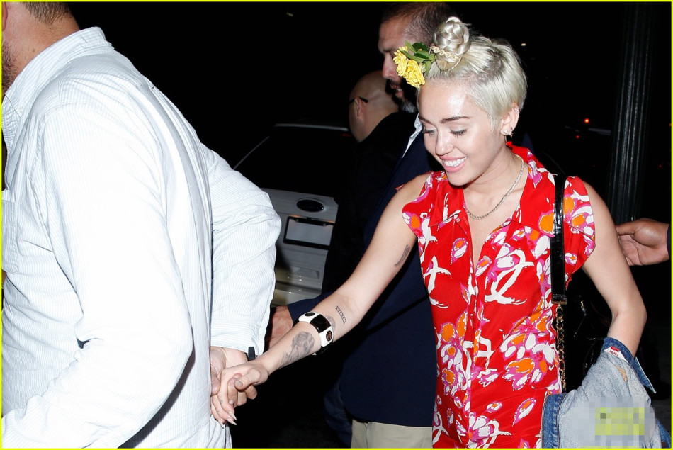 花姑娘！麦莉鲜红乱花连衣裤惹人眼