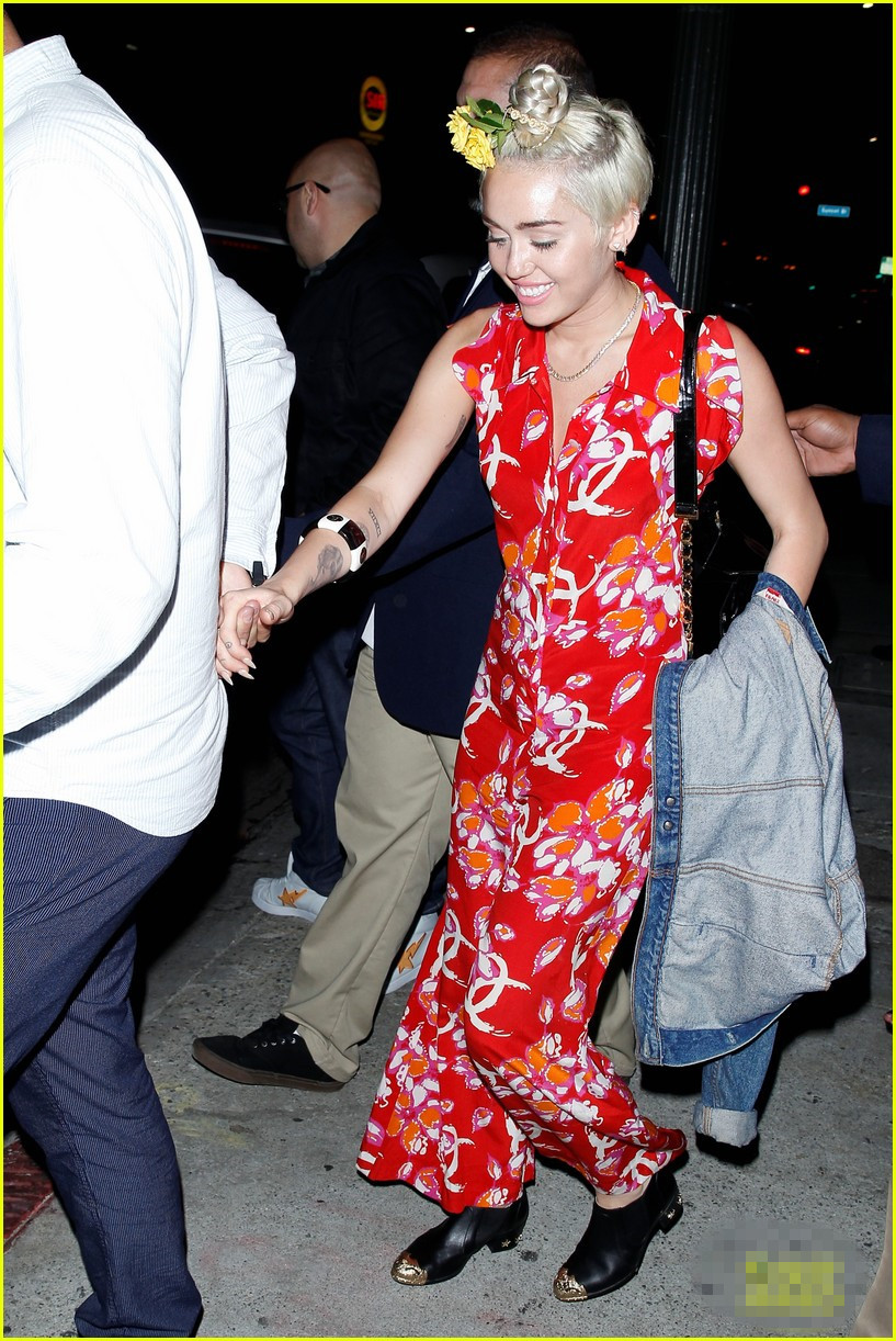 花姑娘！麦莉鲜红乱花连衣裤惹人眼