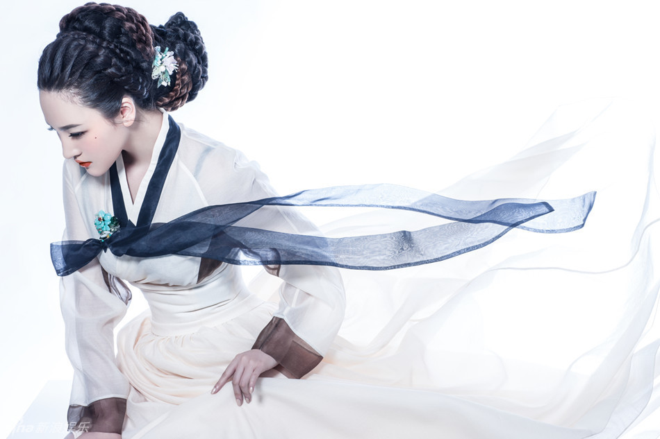 新星刘小小韩服写真 轻灵优雅宛若古画 新星刘小小韩服写真 轻灵优雅宛若古画