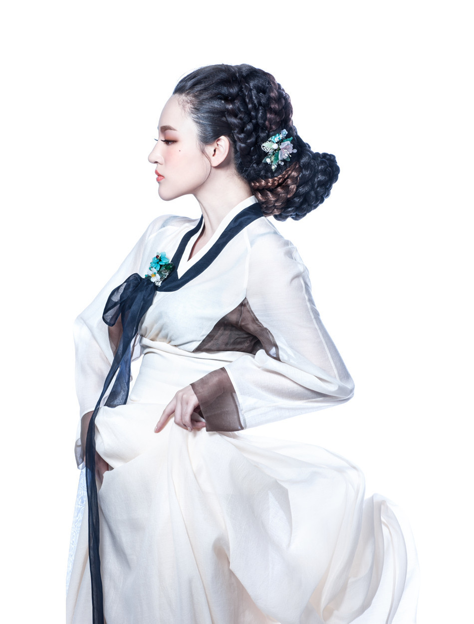 新星刘小小韩服写真 轻灵优雅宛若古画