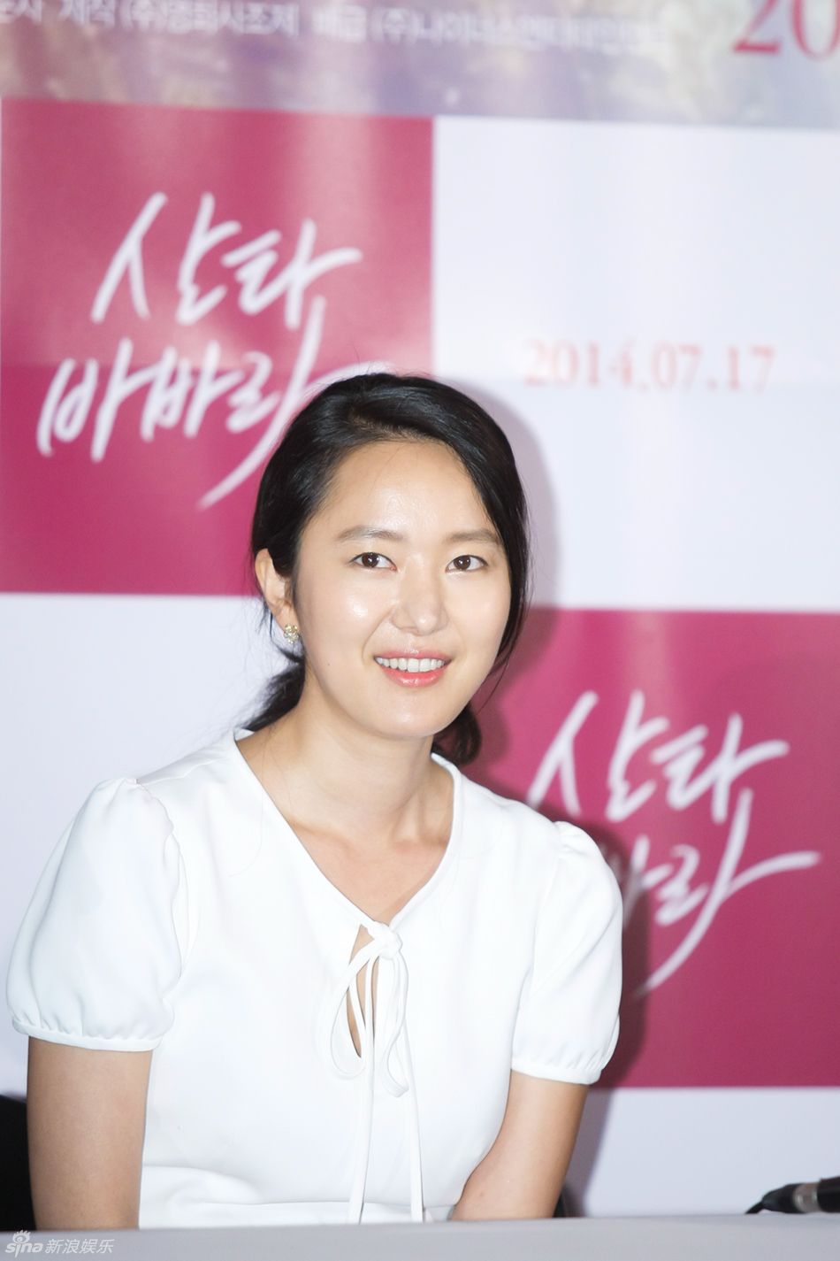 韩星尹珍睿镂空白裙出席试映显优雅