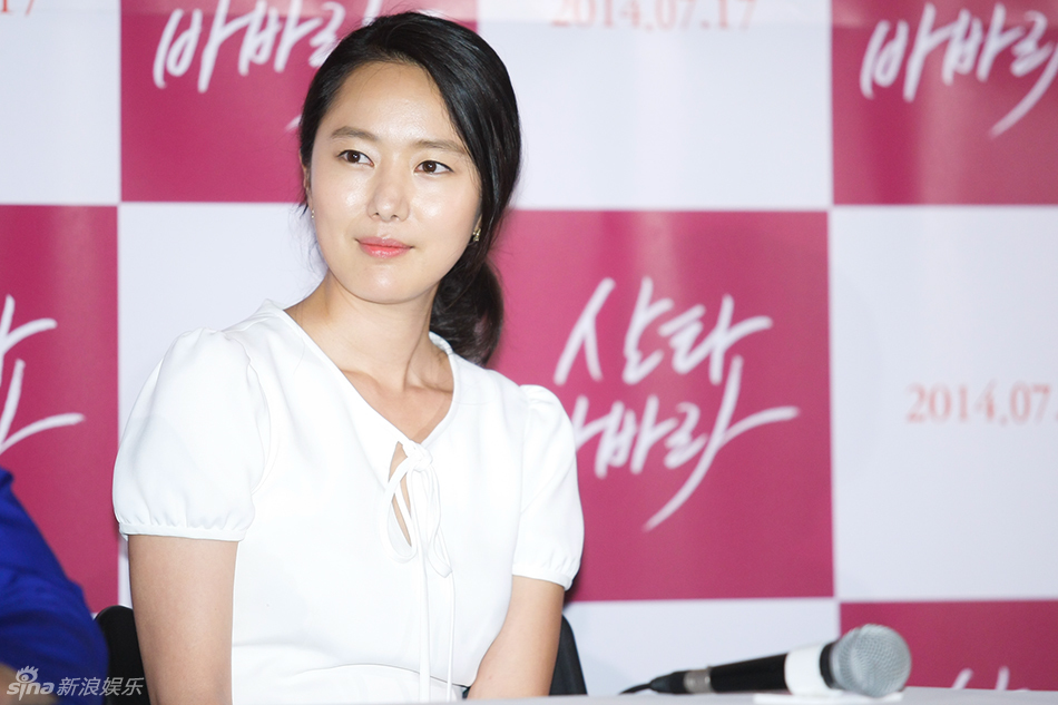 韩星尹珍睿镂空白裙出席试映显优雅