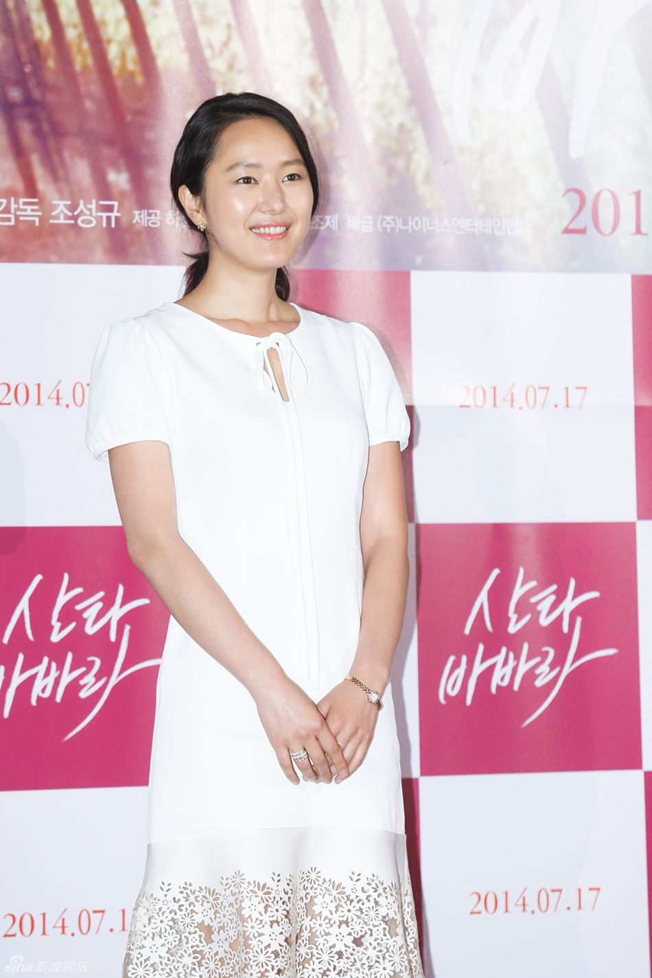 韩星尹珍睿镂空白裙出席试映显优雅