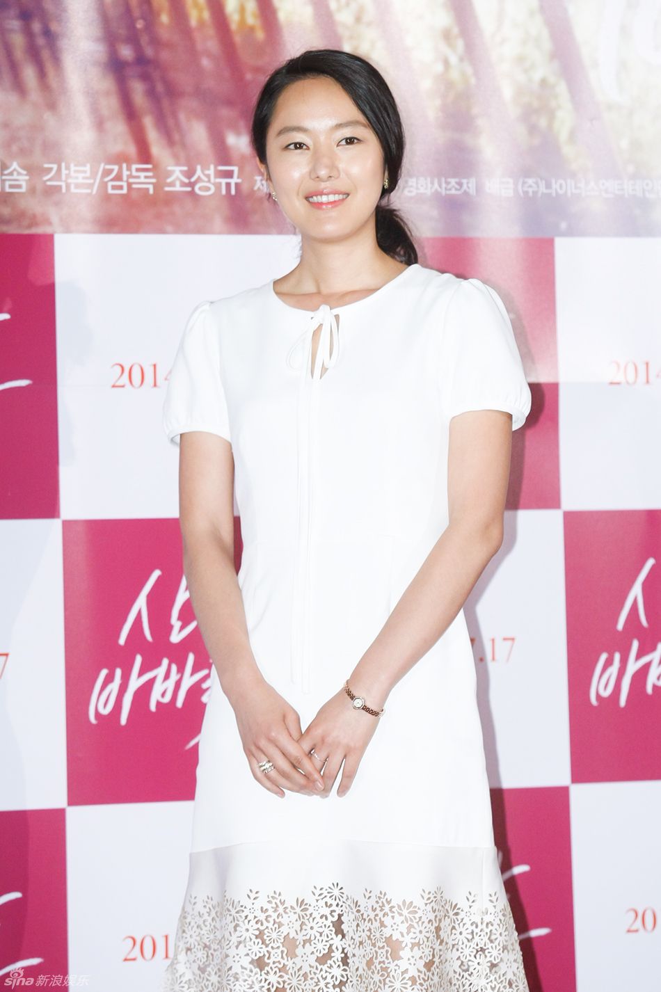 韩星尹珍睿镂空白裙出席试映显优雅