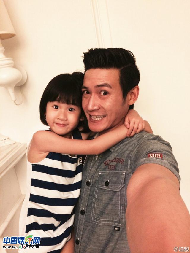 陆毅与女儿贝儿齐卖萌