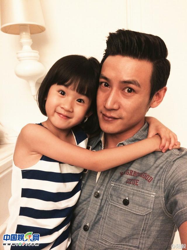 陆毅与女儿贝儿齐卖萌