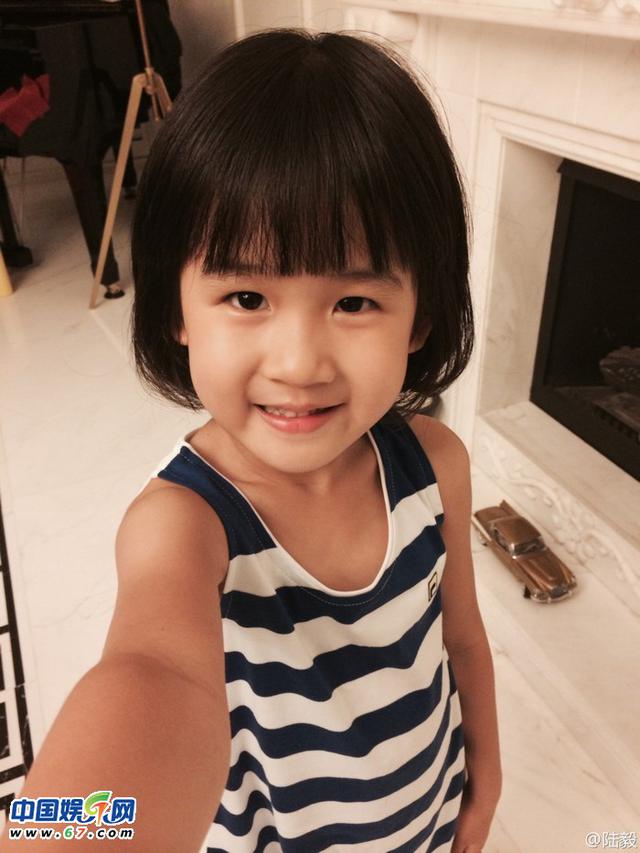 陆毅与女儿贝儿齐卖萌