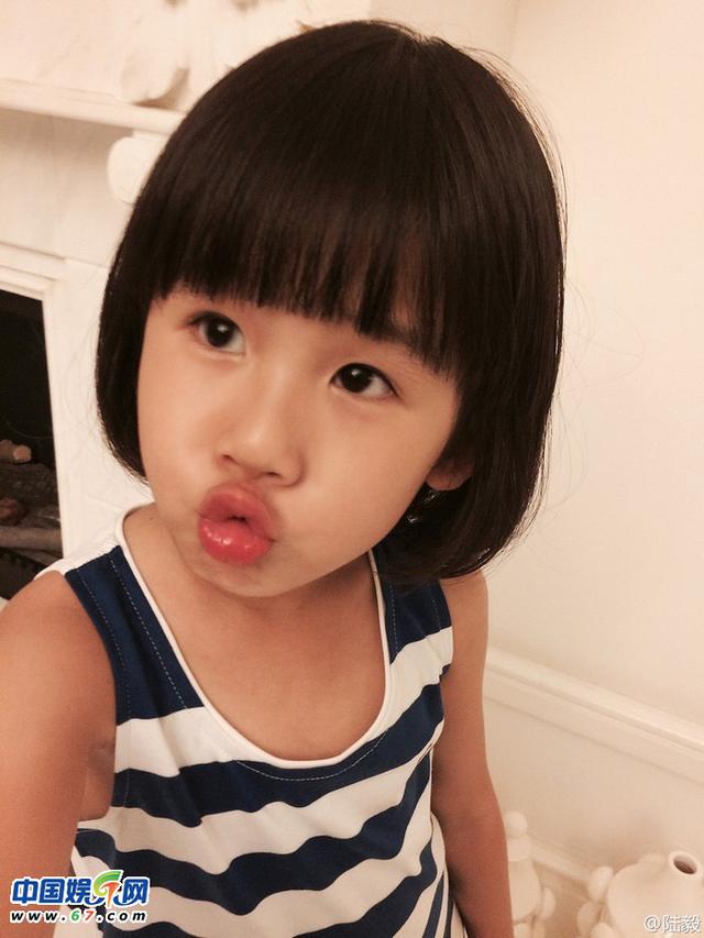 陆毅与女儿贝儿齐卖萌