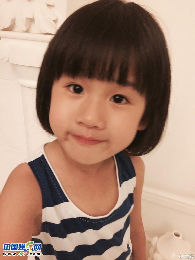 陆毅与女儿贝儿齐卖萌