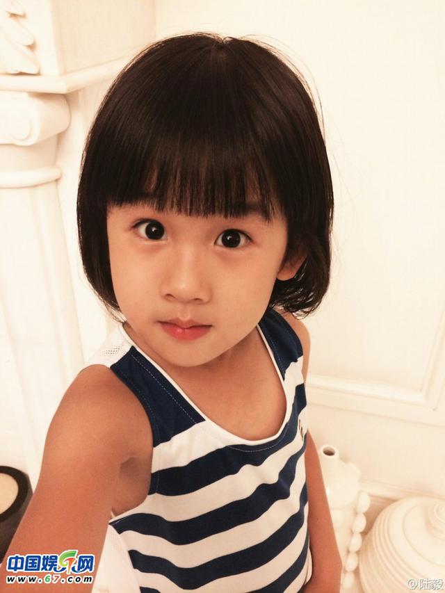 陆毅与女儿贝儿齐卖萌