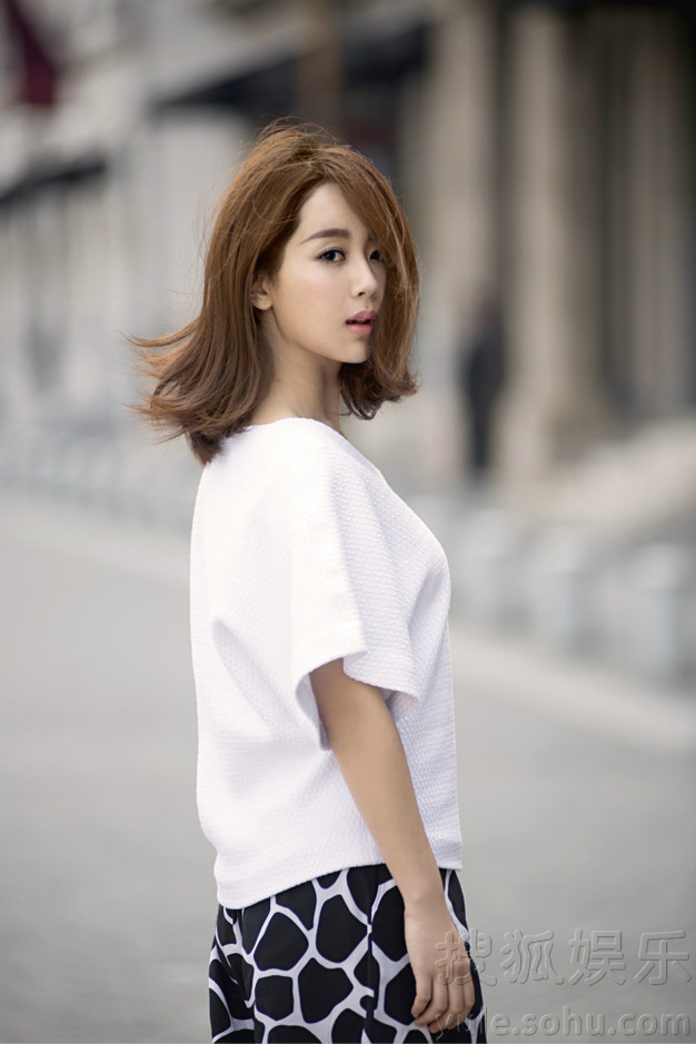     杨紫夏日时尚街拍曝光 笑容明媚气质清新