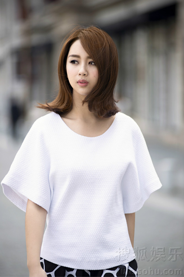     杨紫夏日时尚街拍曝光 笑容明媚气质清新