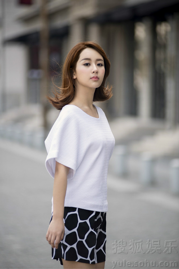     杨紫夏日时尚街拍曝光 笑容明媚气质清新