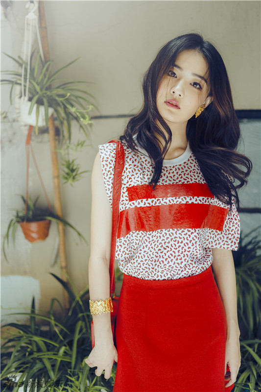 徐璐潮流街拍曝光 演绎当“夏”时尚元素