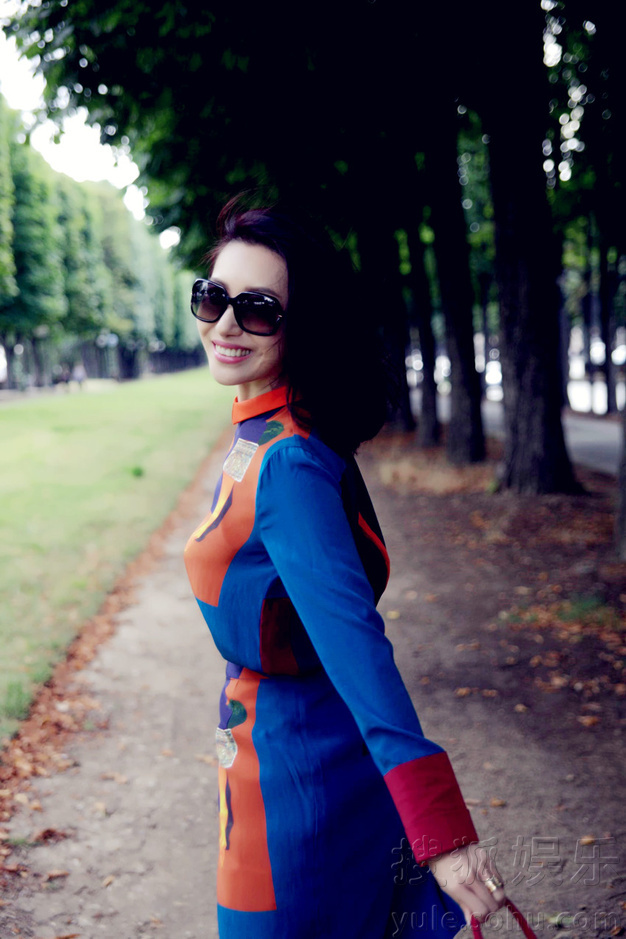     殷旭巴黎时尚街拍曝光 演绎都市女郎