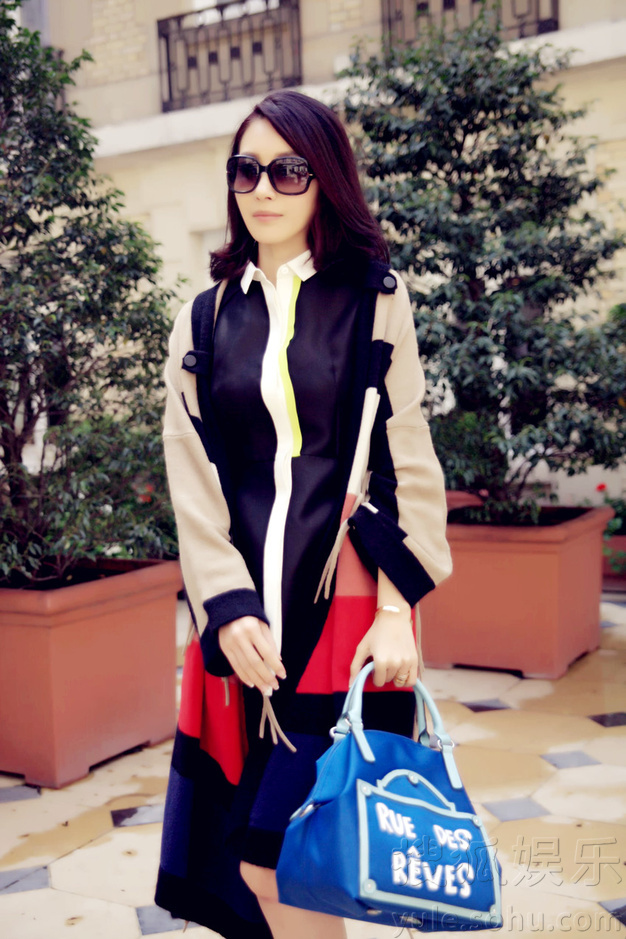     殷旭巴黎时尚街拍曝光 演绎都市女郎