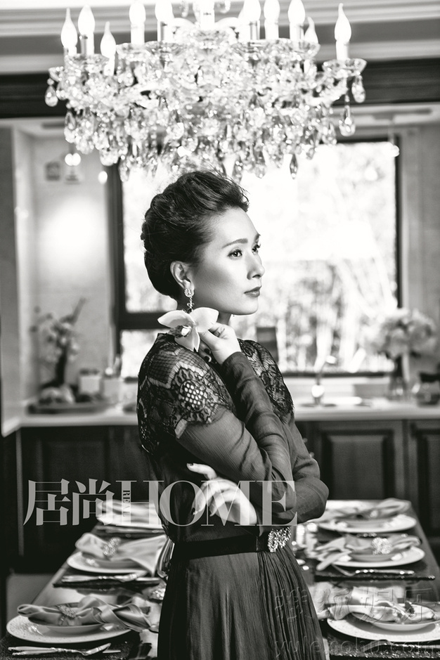     杨恭如荣登时尚杂志封面 演绎高贵典雅女人味