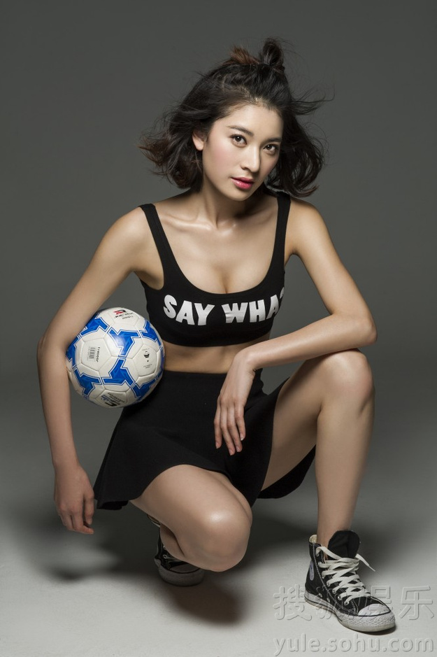     足球宝贝蒋菲菲秀完美曲线 化身外星人倾倒众生