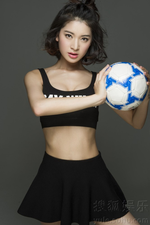     足球宝贝蒋菲菲秀完美曲线 化身外星人倾倒众生