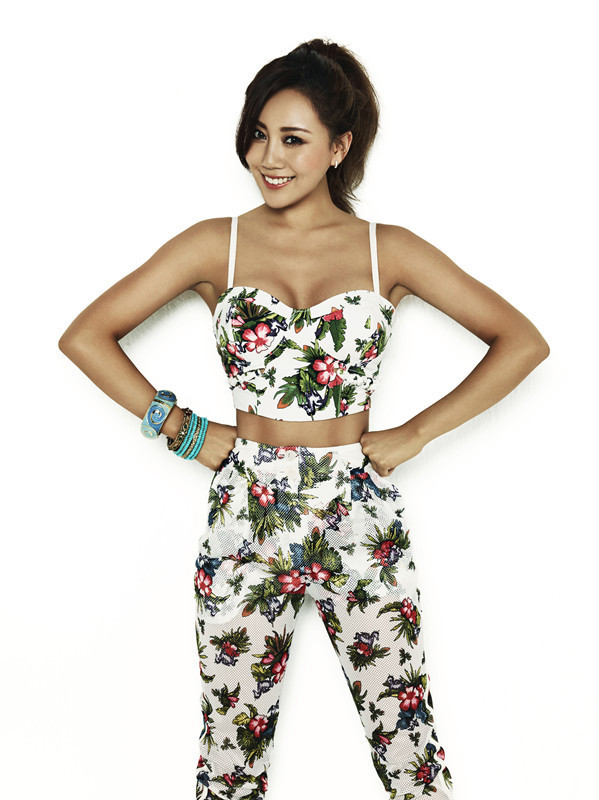 Karey天天曝性感写真 大秀小蛮腰展S曲线