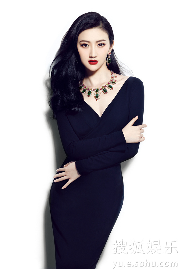    景甜曝26岁生日封面大片 褪去青涩灿若星辰