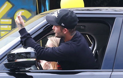 小贝与路人冲突 发怒竖中指不顾儿子同车