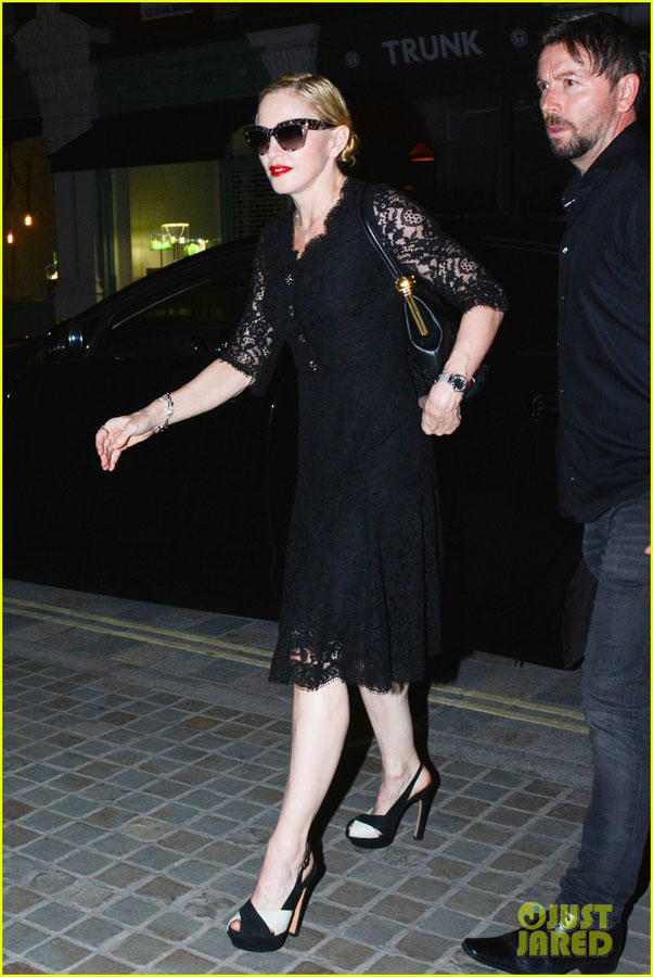 麦当娜黑色蕾丝裙就餐风韵不减