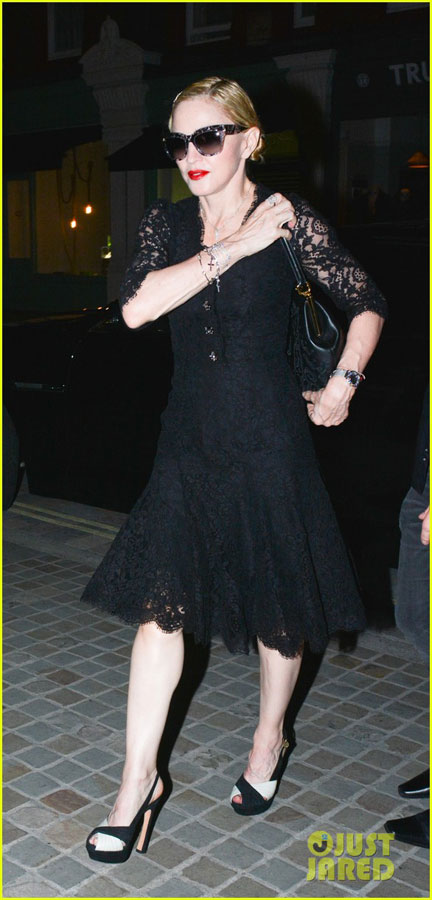 麦当娜黑色蕾丝裙就餐风韵不减