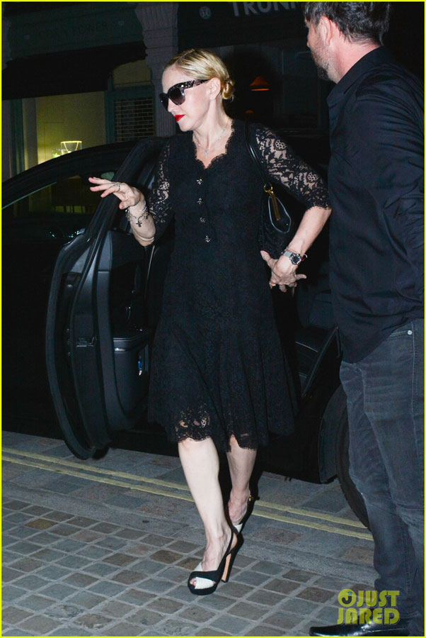 麦当娜黑色蕾丝裙就餐风韵不减