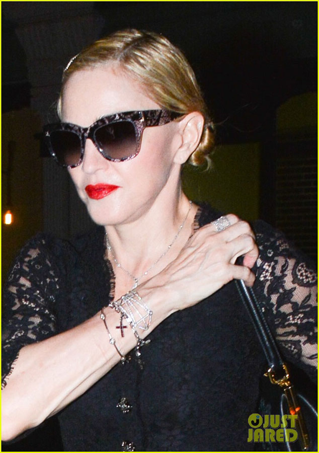 麦当娜黑色蕾丝裙就餐风韵不减