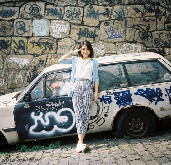     邓家佳古灵精怪照