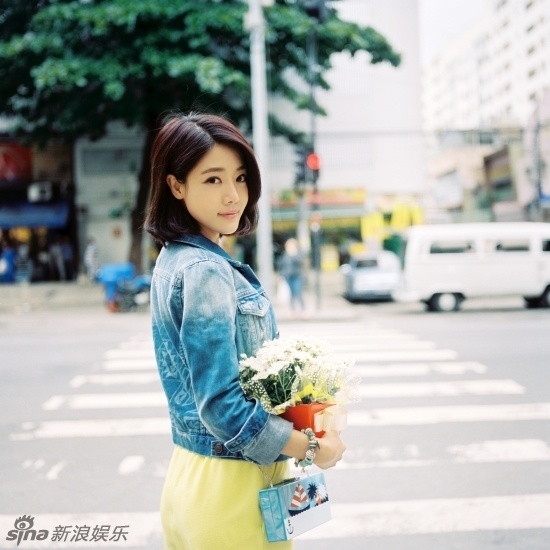     邓家佳古灵精怪照